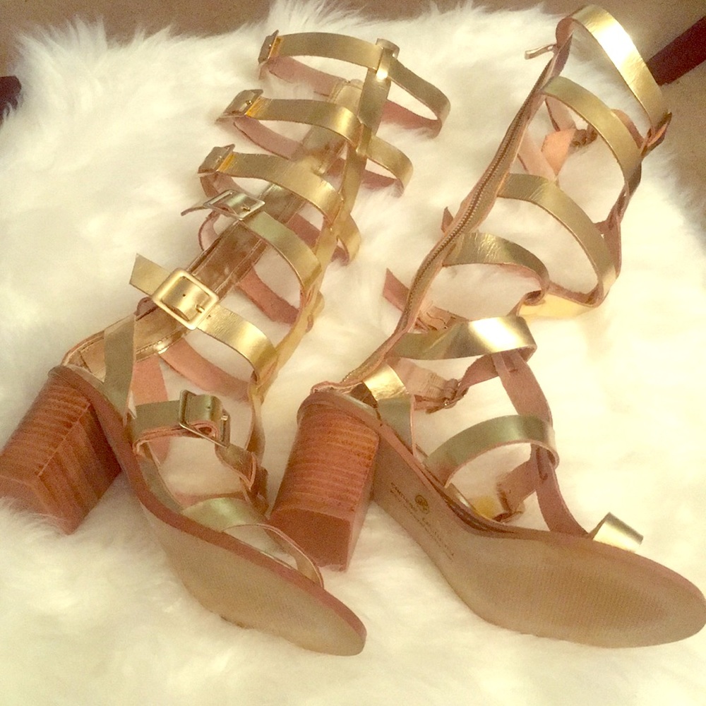 NWOT Chinese laundry gold gladiator sandals US 5.5